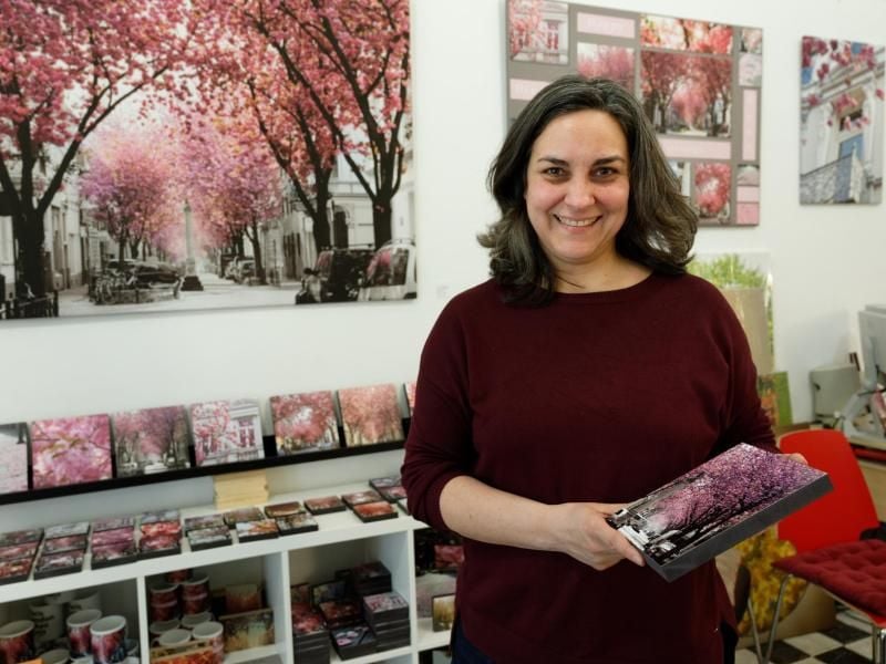 Victoria Harlos macht mit blühenden Kirschbäumen ein Geschäft. Foto: Henning Kaiser