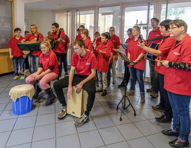 Der Chor „Auftakt“ unterhält die vielen Besucher.