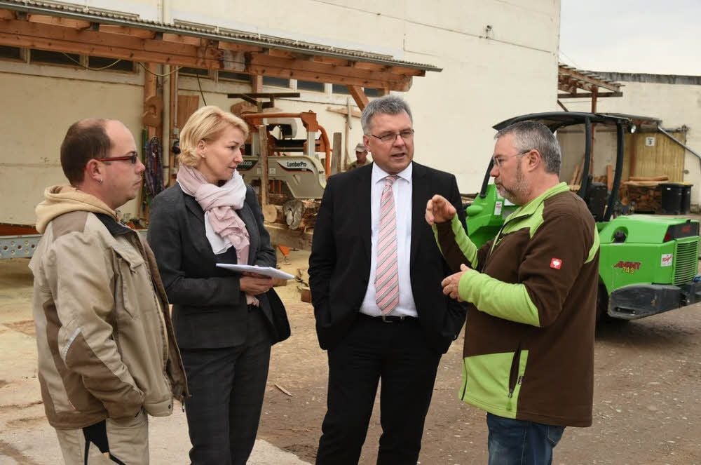 Oberbürgermeister Bernward Küper und Anke Fritsche, Mitarbeiterin für Wirtschaftsförderung, im Gespräch mit Tino und Jan Stockmann (rechts).