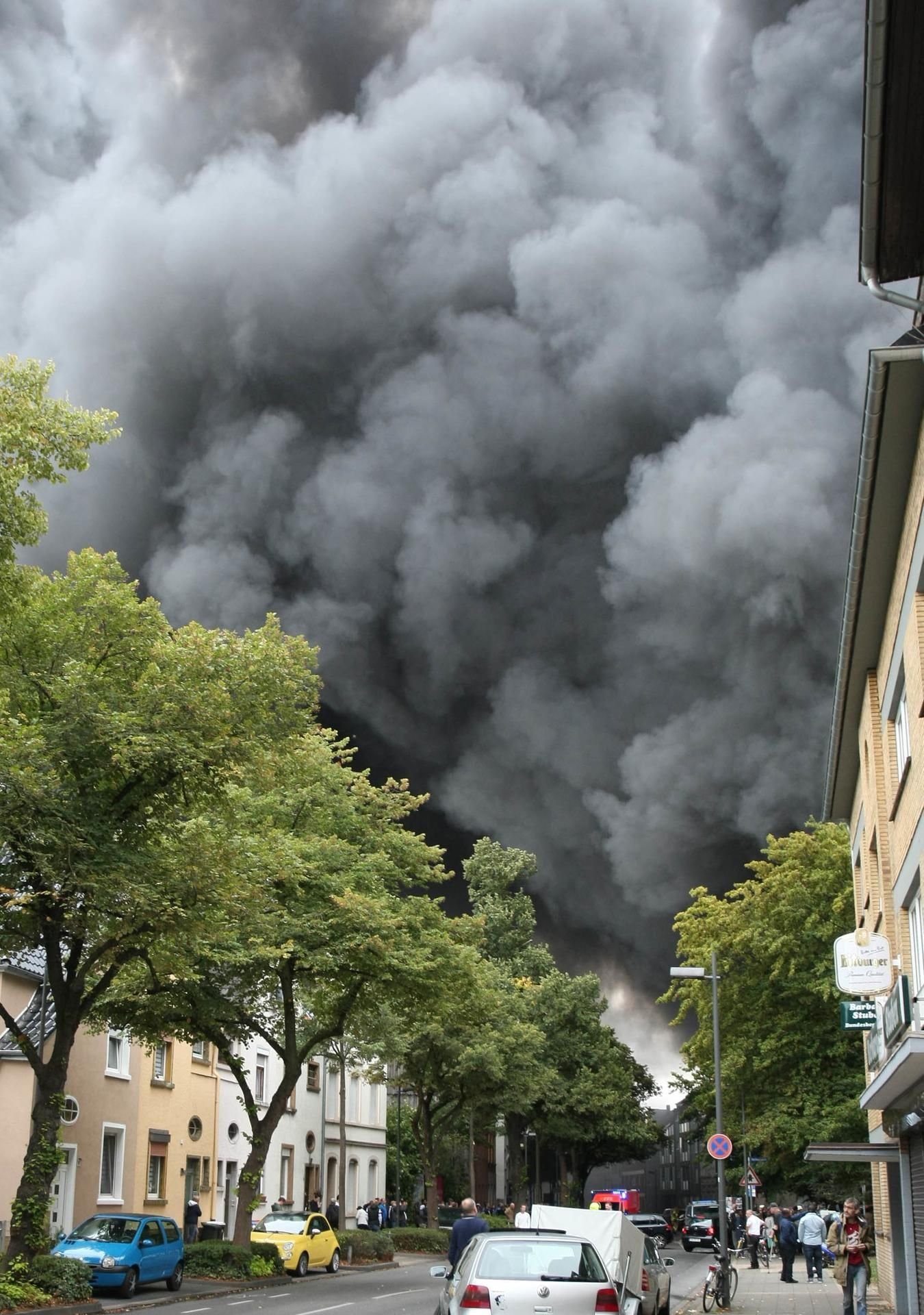 In einer Halle in Aachen ist Elektroschrott in Brand geraten.