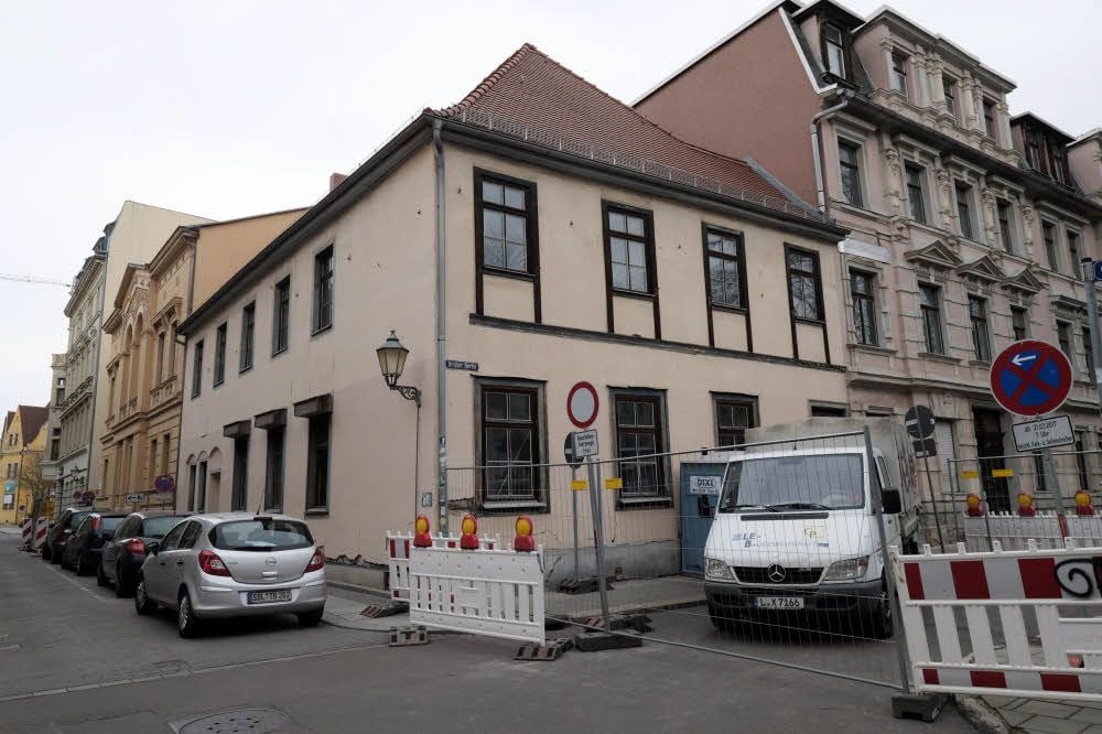 Die Häuser Große Märkerstraße 11 (l.) und 12 (M.) sowie Großer Berlin 1 (r.) werden aufwendig saniert.