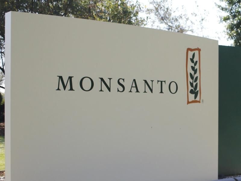 Ein Schild mit der Aufschrift "Monsanto" steht am Eingang zum Hauptsitz der Firma in St. Louis, Missouri. Foto: Daniel Dreifuss/dpa