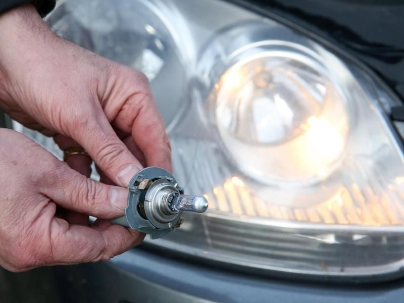 Eine defekte Lampe am Scheinwerfer lässt sich zwar in Eigenregie austauschen. Danach sollten Fahrer die Scheinwerfereinstellung aber von einer Werkstatt prüfen lassen. Foto: Bodo Marks