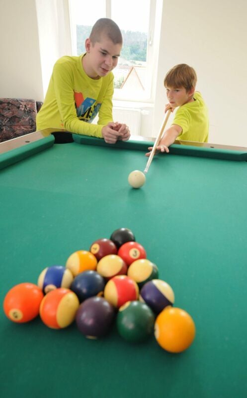 Justin Dominik Warsawski (13) aus Bad Bibra (l.) weiht den siebenjährigen Karl-Erik Müller in die Geheimnisse des Spiels mit dem Queue ein.