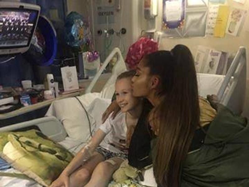 Das heilt vielleicht so manchen Schmerz: Ariana Grande mit der kleinen Jaden. Foto: Uncredited/Manchester Evening News