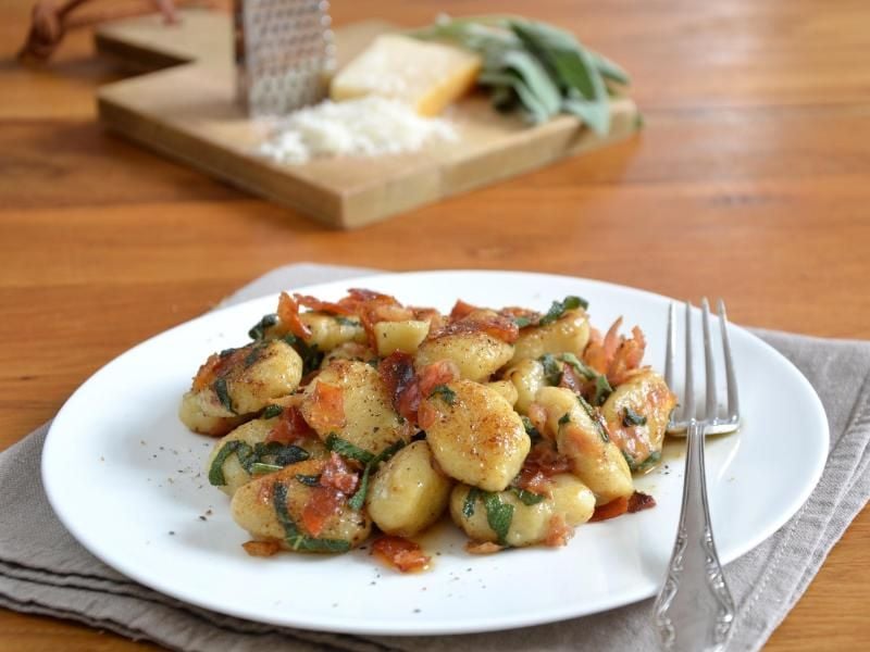 Einfach und lecker: Angebratene Gnocchi in Salbeibutter mit Speck. Foto: Julia Uehren/www.loeffelgenuss.de/dpa-tmn