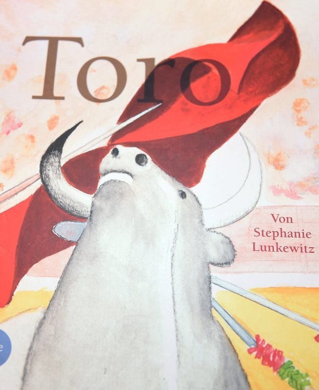 Cover des Buches „Toro“ von Stephanie Lunkewitz, einer Enkelin von Veronika Schwarz-Fritsche. Stephanie Lunkewitz hat mehrere Kinderbücher illustriert - und auch bei ihr spielen Tiere eine wesentliche Rolle.