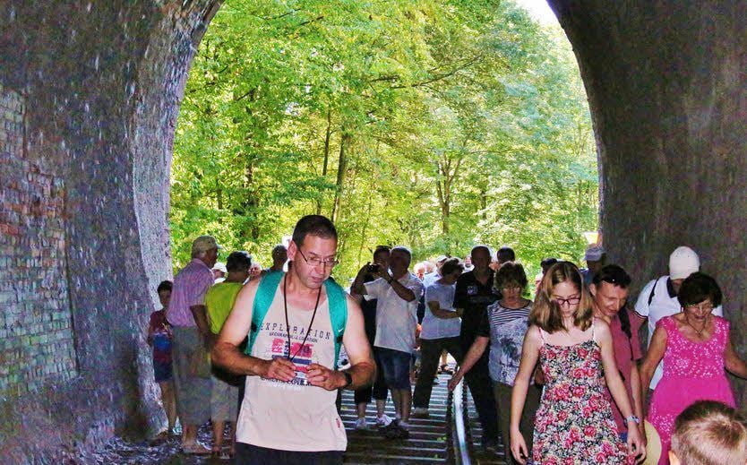 Viele Besucher schauten sich den Tunnel auch von innen an.
