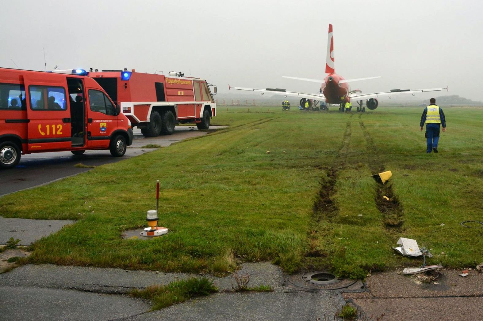 Das Flugzeug vom Typ A320 ist über die Landebahn hinausgeschossen und kam erst 50 Meter dahinter zum Stehen.