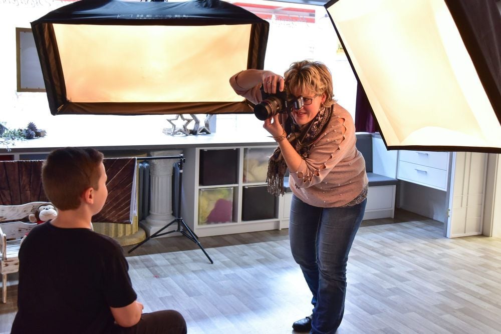 Passbilder gehören zum Tagesgeschäft von Fotografin Antje Ziem im Geschäft „Die Camera“ in der Dessauer Scheibe Nord.