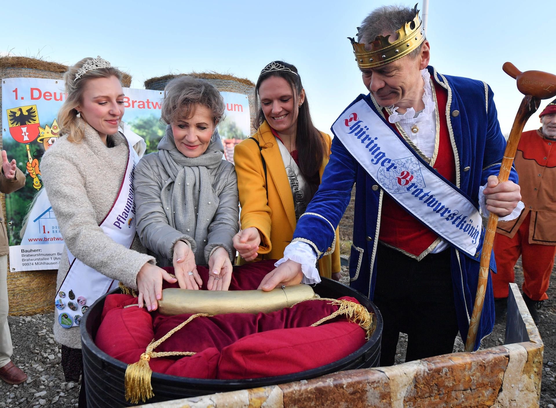 Mühlhausen: Franziska Luig (l-r), Pflaumenblütenkönigin von Mühlhausen, Birgit Keller, Landtagspräsidentin, Jennifer Risch, Thüringer Wurstkönigin und Norbert Abt, Thüringer Bratwurstkönig, legen den Grundstein für ein neues Bratwurstmuseum.
