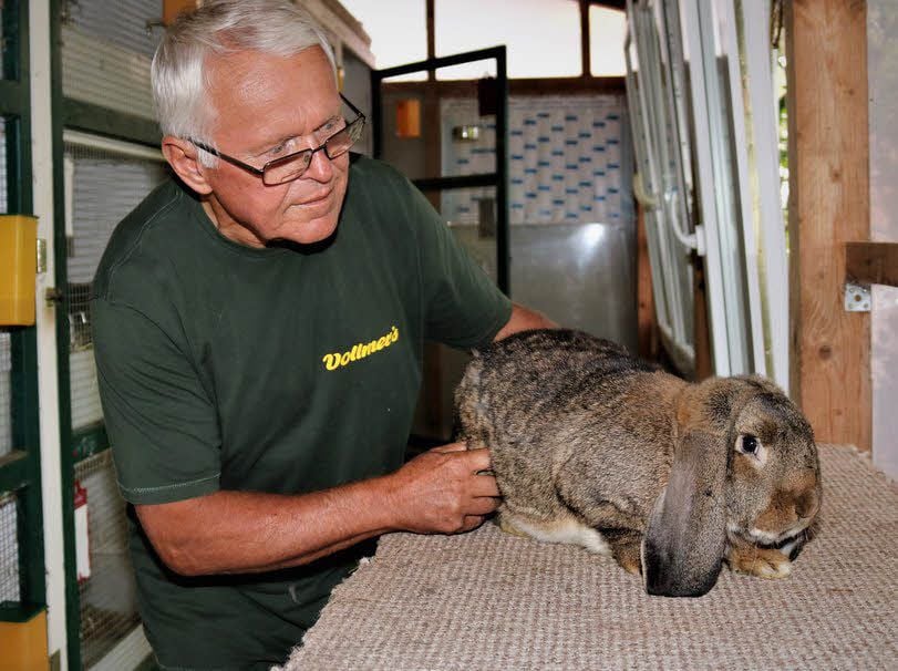 Albrecht Tröster mit einem seiner Tiere.