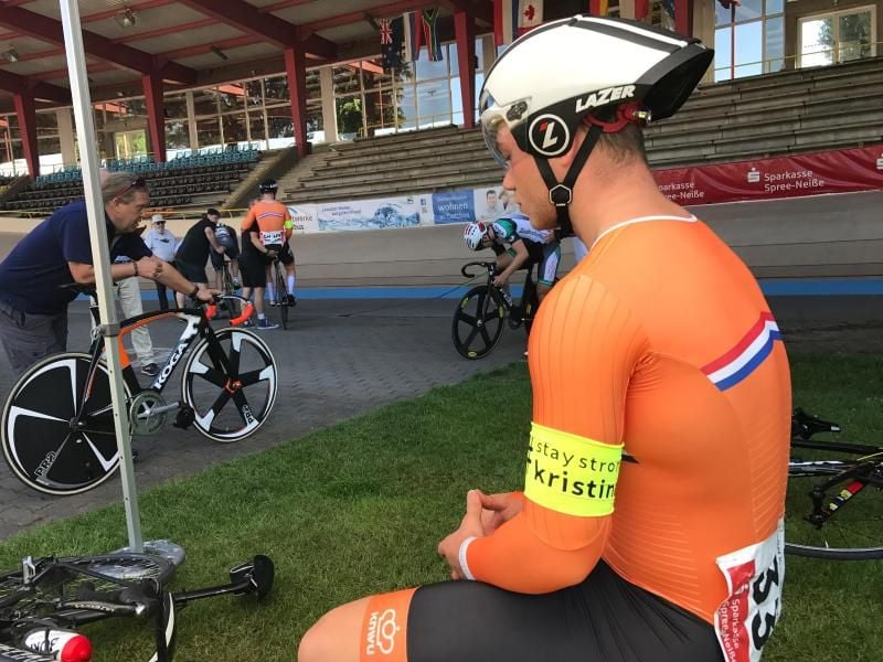 Der Niederländer Stephan Habets trägt in Cottbus eine gelbe Binde mit der Aufschrift #staystrongkristina. Foto: Thomas Juschus