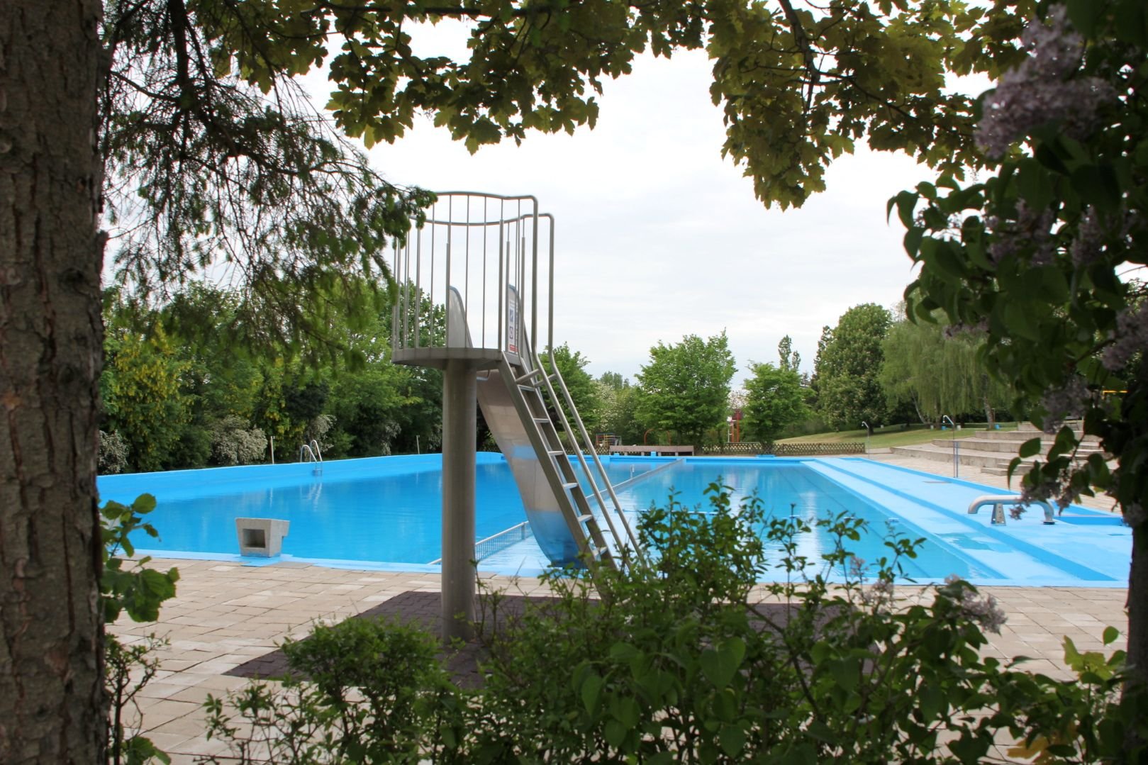 Blick auf Rutsche und Becken des Schwimmbads in Nienburg (Saale)