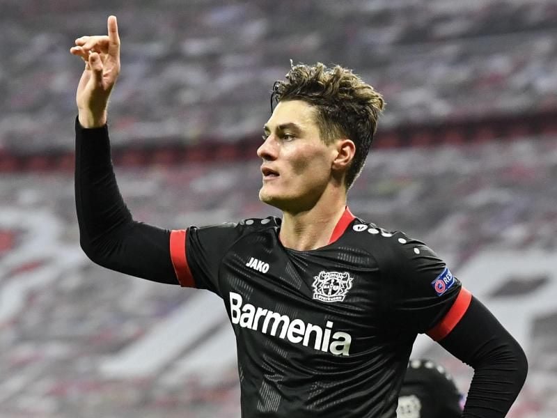 Leverkusens Knipser Patrik Schick widmete sein Tor der verstorbenen Fußballlegende Diego Maradona. Foto: Martin Meissner/AP POOL/dpa