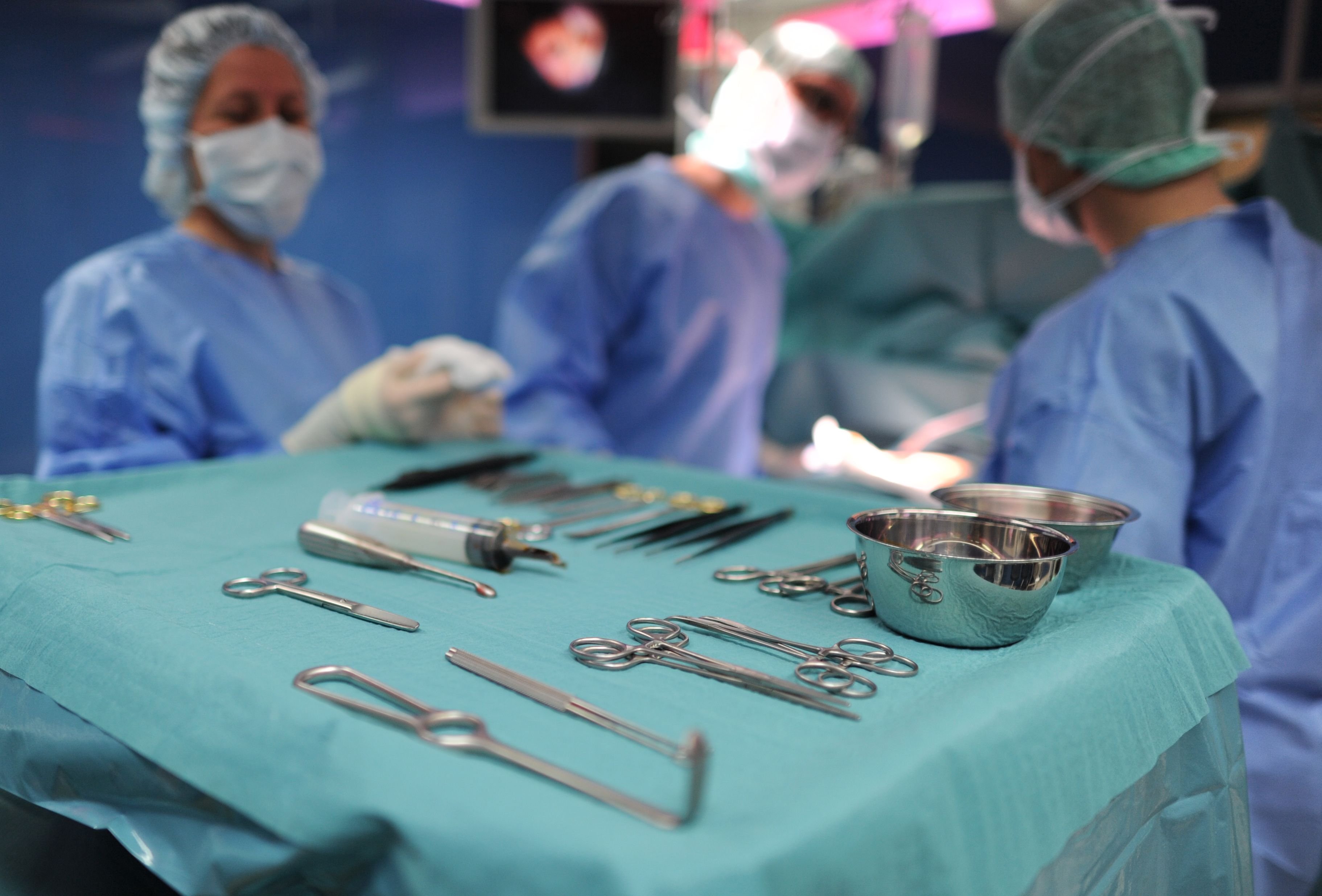 Ein Operationsteam in einem Krankenhaus: In Großbritanien hat eine 14-Jährige einen Rechtsstreit gewonnern und darf sich jetzt einfrieren lassen. Das Mädchen ist mitlerweile verstorben.
