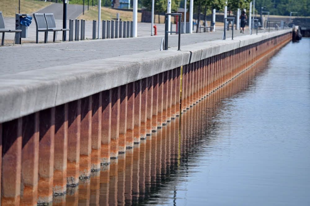 An den Spundwänden am Bitterfelder Hafen ist der Rückgang des Wasserstandes des Sees deutlich zu sehen.