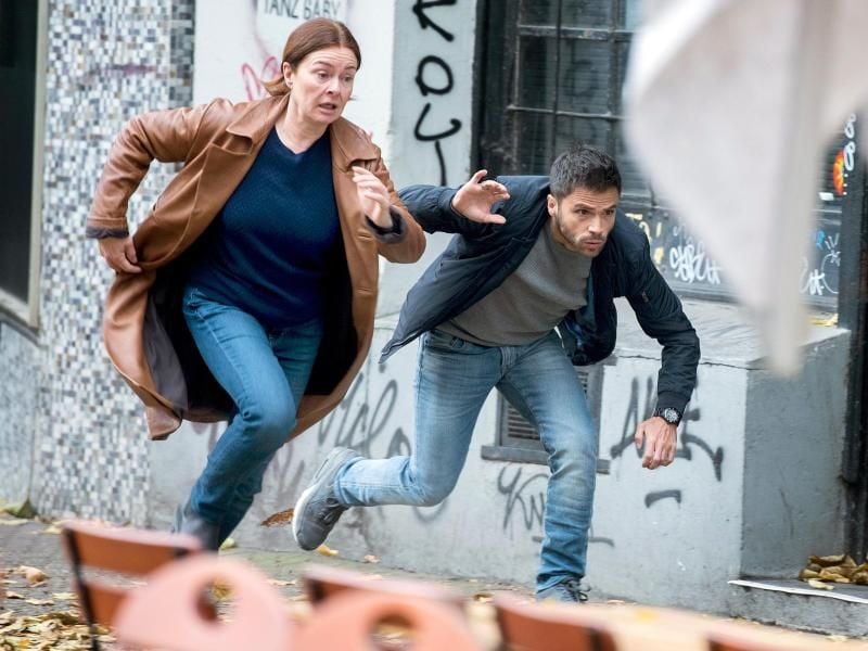 Lina Wendel als Anne Marie Fuchs und Karim Cherif als Youssef El Kilali in einer Szene des Films "Die Füchsin - Spur in die Vergangenheit". Foto: Martin Rottenkolber