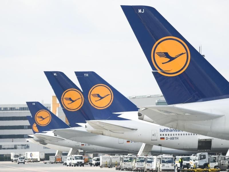Lufthansa-Maschinen stehen auf einem Flughafen. Foto: Arne Dedert/dpa/Symbolbild