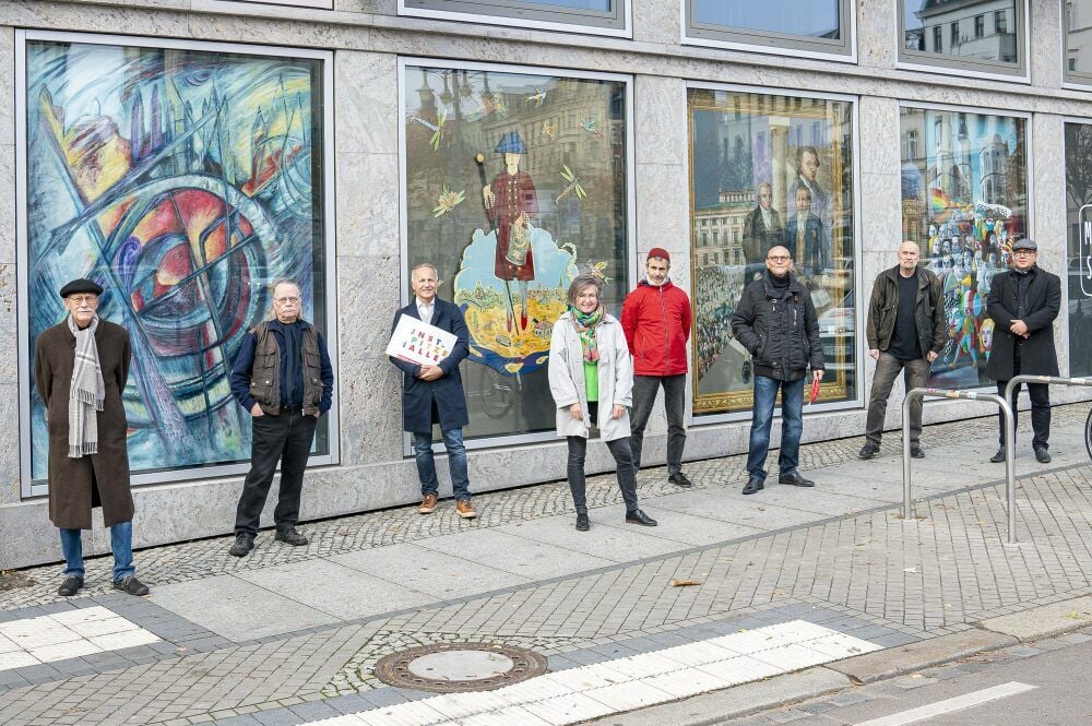 Hallesche Künstler verschönern mit ihren Arbeiten das Areal an der Spitze - dank eines Projektes von Stadt, Stadtmarketing und Sponsoren. Von links: Der pensionierte Stadtarchitekt Wulf Brandstädter, Maler Günter Giseke, SMG-Chef Mark Lange, Unternehmerin Angela Papenburg, Bildhauer Steffen Ahrens, die Maler Bernd Baumgart und Hans-Joachim Triebsch sowie WG-Freiheit-Geschäftsführer Dirk Neumann.