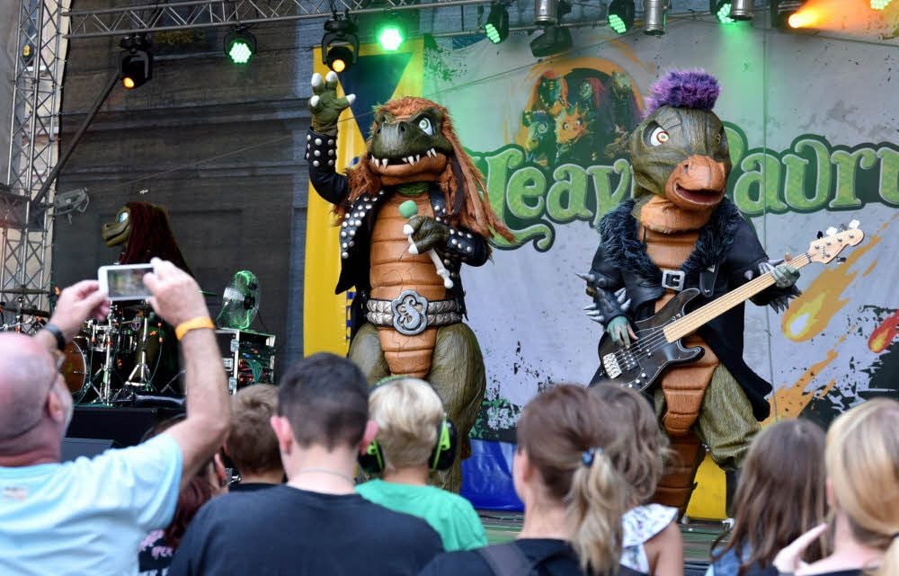 Am Samstagnachmittag heizte die „Heavy Saurus“-Rock-Band ein.