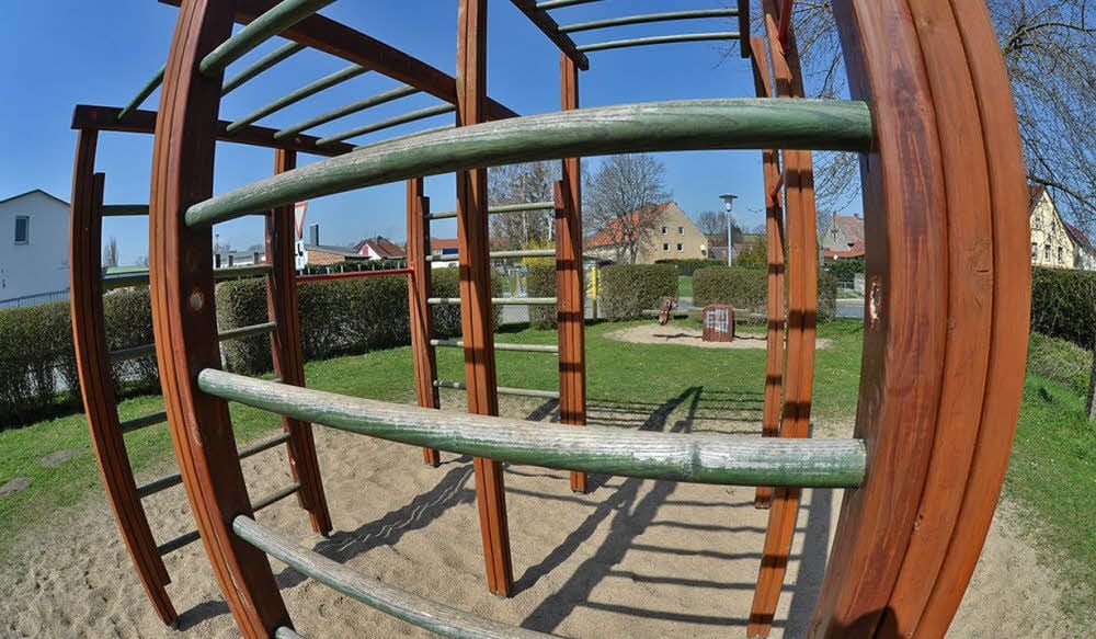 Der Spielplatz an der Friedenstraße in Cochstedt hat nach Meinung vieler Eltern ausgedient.