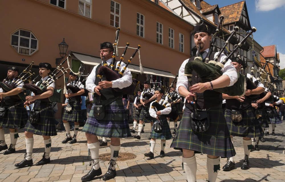 Eine Abordnung der „Schotten“ zog zum Marktplatz, um dort für das Festival zu werben.