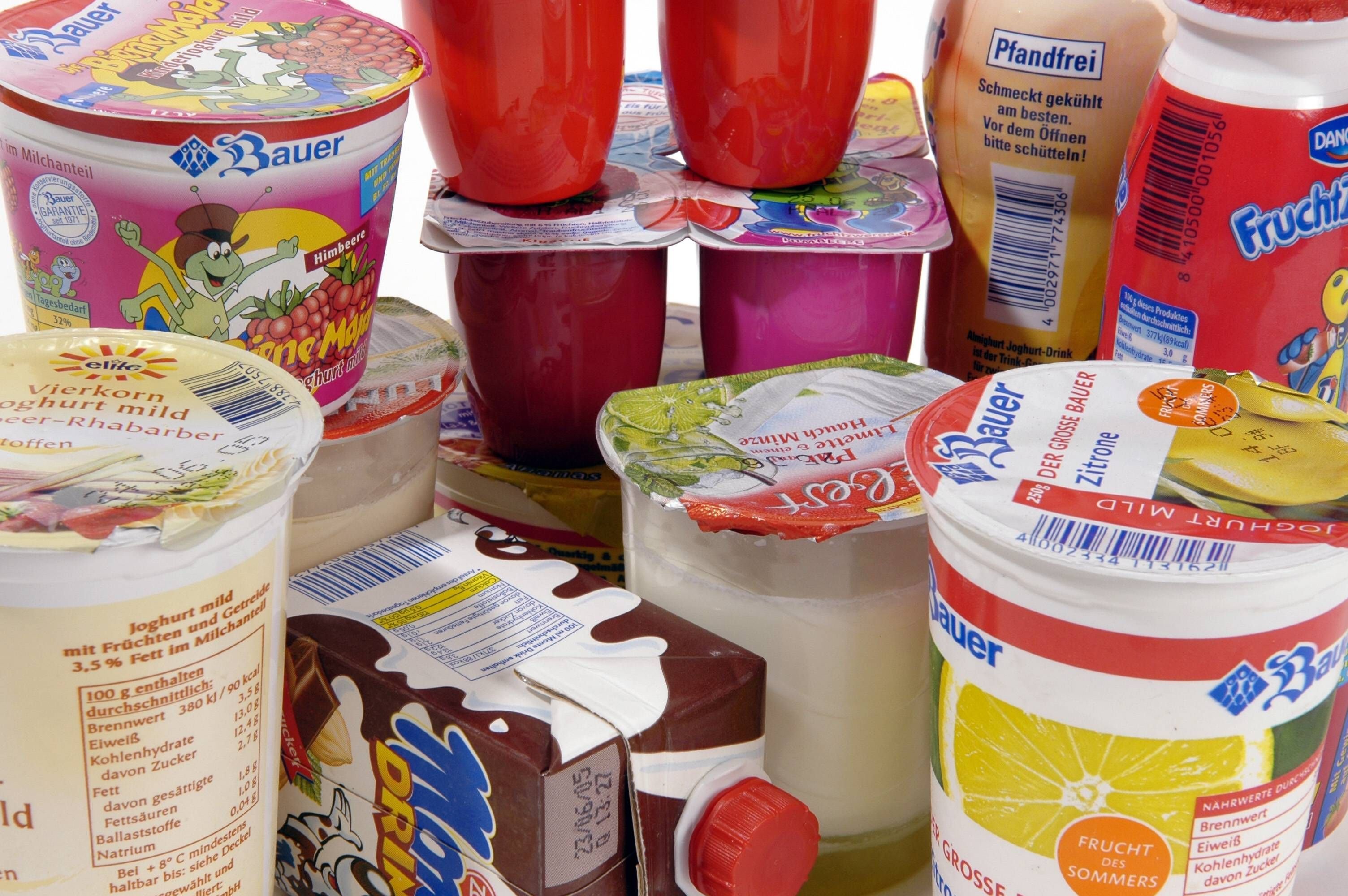 So gesund wie ihr Ruf sind die meisten Früchtejoghurts aus dem Supermarktregal nicht. Sie enthalten viel Zucker.