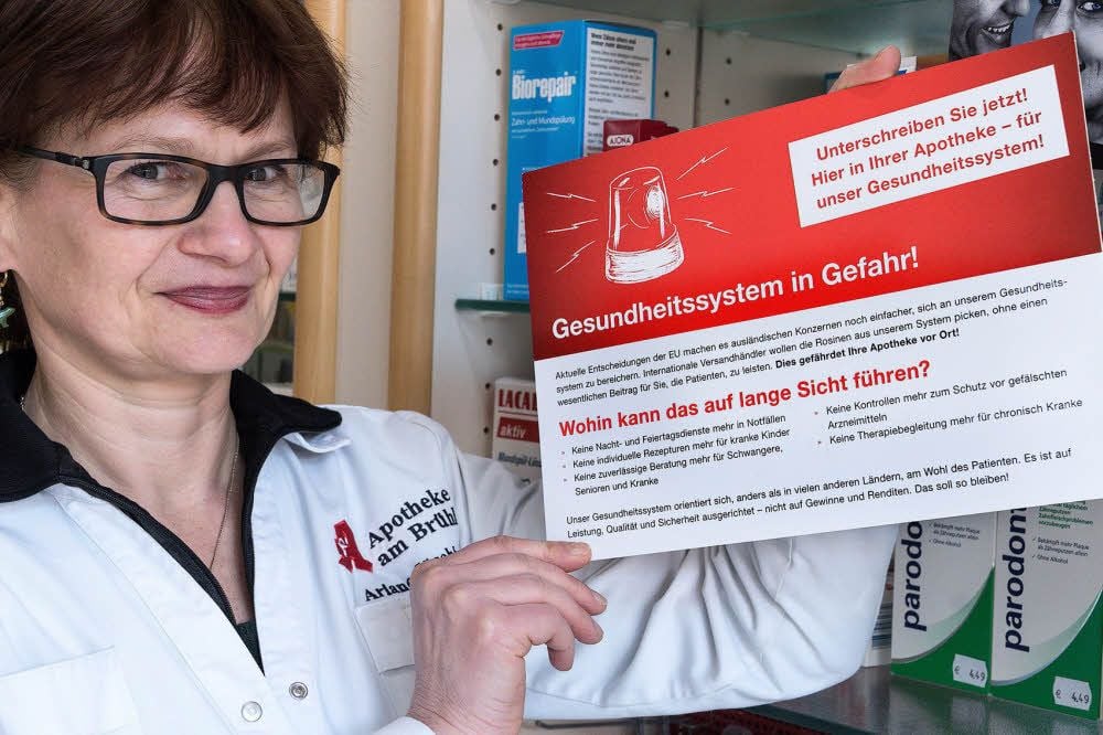 Ariane Jäschke, die Inhaberin der Apotheke am Brühl in Merseburg, hat die Unterschriftenliste zum Erhalt der Apotheke vor Ort auch ausgelegt.