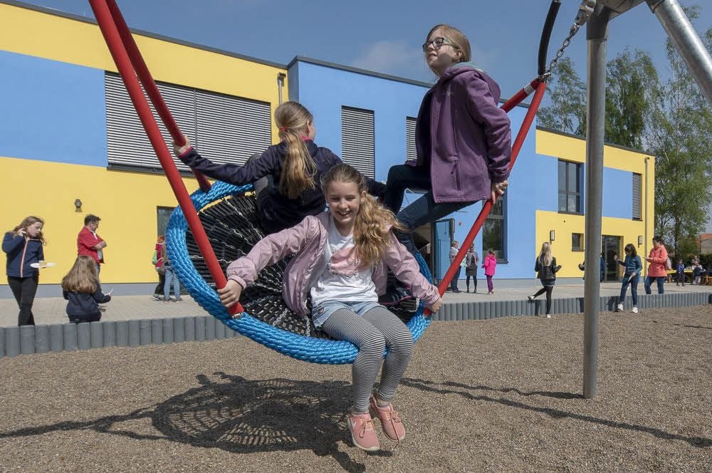 Die Kinder der Grundschule in Hedersleben haben die neuen Außenanlagen inklusive Schaukel in Besitz genommen.