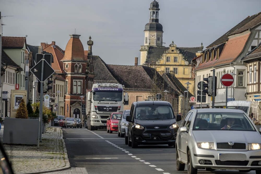 Quält sich nach wie vor durch Coswigs Zentrum: der Verkehr. Die seit langem geplante Umfahrung lässt auf sich warten.