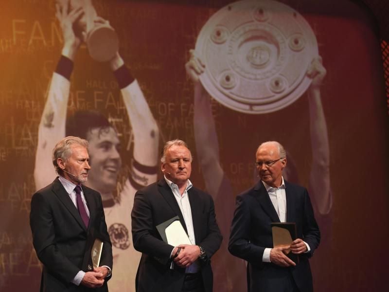 Auch Paul Breitner, Andreas Brehme und Franz Beckenbauer (l-r) in die Gründungself der Hall of Fame gewählt. Foto: Ina Fassbender/dpa