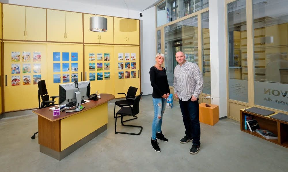 Sie können bei Fernweh helfen: Nadine Junge und Marcus Föst vom Reisebüro „Auf und davon“ sind ins Intecta umgezogen.