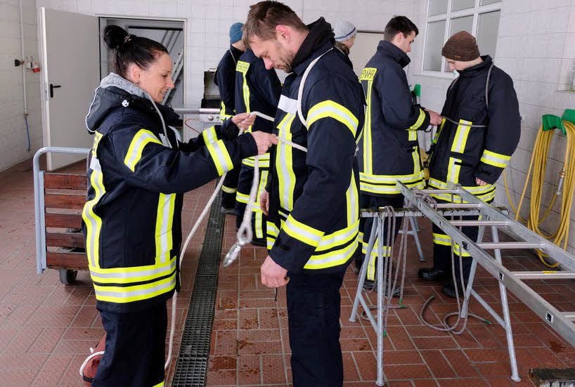 Claudia Kannegießer (links) aus Buschkuhnsdorf hat den Dreh schnell raus und legt bei ihrem Mitstreiter den Rettungsknoten an.