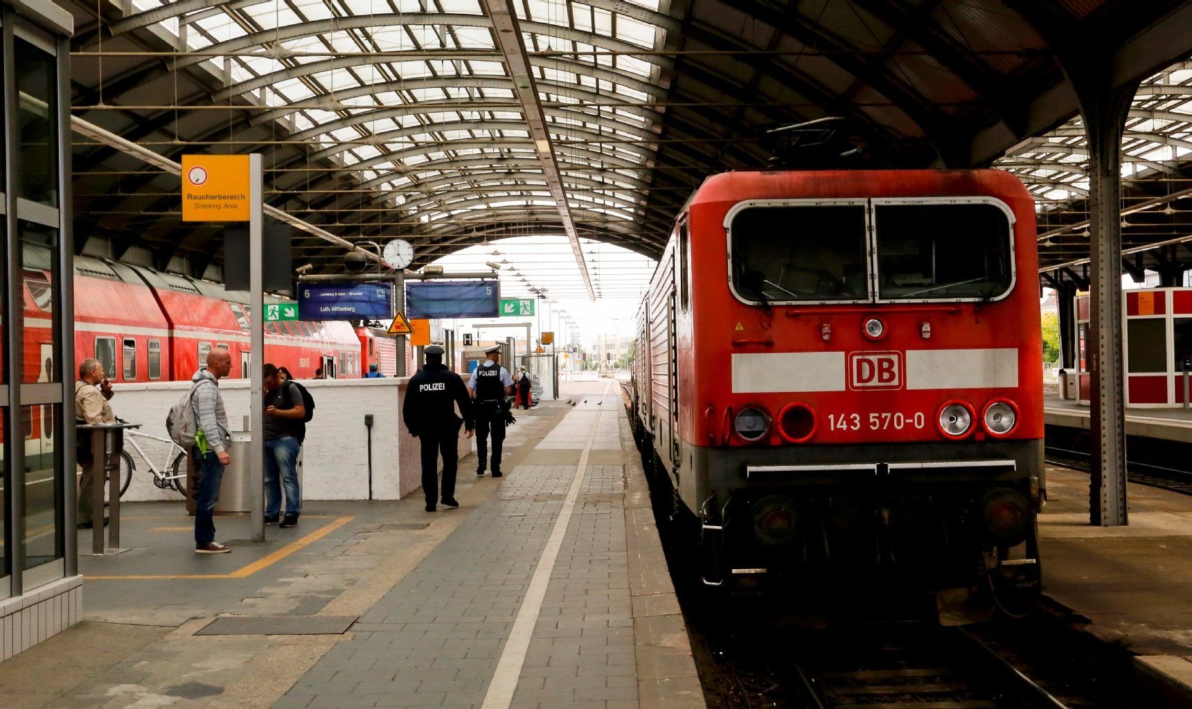 Die Bundespolizei im Einsatz am Hauptbahnhof in Halle.