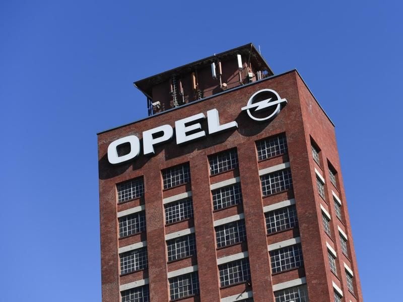 Das Opel-Logo auf dem Werksgelände des Autobauers Opel in Rüsselsheim. Foto: Arne Dedert/Archiv