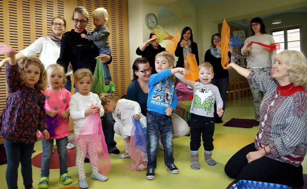 Birgit Schmidt (rechts) leitet die musikalische Früherziehungsgruppe in der Musikschule in Bernburg.