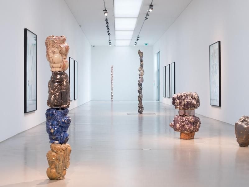 Werke von Helen Feifel in einem Ausstellungsraum der Langen Foundation in Neuss. Foto: Marius Becker