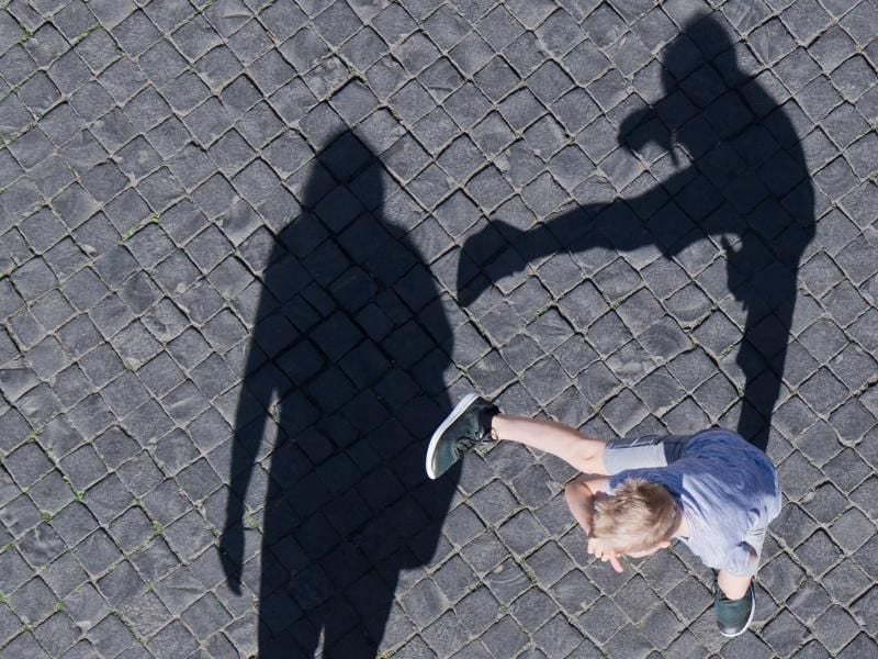In Zukunft sollen auch für Kinder mit einer mittelschweren ADHS früh im Therapieverlauf Medikamente wie Ritalin erwogen werden. Foto: Julian Stratenschulte