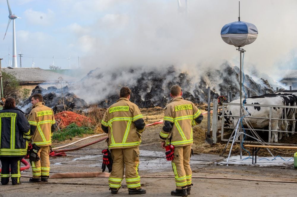 1.200 Quaderballen Stroh sind in der Osterland Agrar GmbH in Brand geraten.