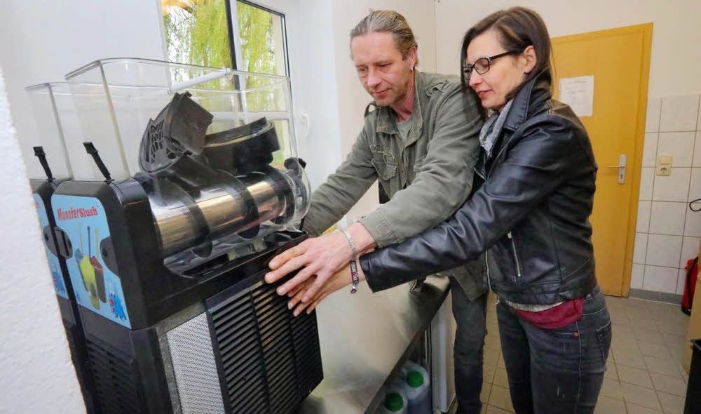 Auch die Eismaschine haben Yvonne und Tobias Piechulla schon in ihren Imbiss geräumt.