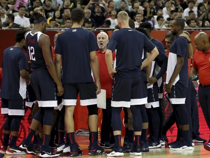 US-Coach Gregg Popovich (M) gibt seinen Spielern taktische Anweisungen. Foto: Ng Han Guan/AP