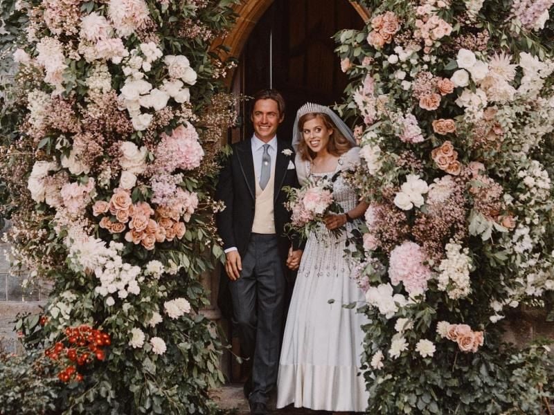 Das offizielle Hochzeitsfoto zeigt Prinzessin Beatrice von York und ihren Ehemann Edoardo Mapelli Mozzi nach der Trauung vor der „Royal Chapel of All Saints” auf dem Gelände von Schloss Windsor. Foto: Benjamin Wheeler/PA Media/dpa