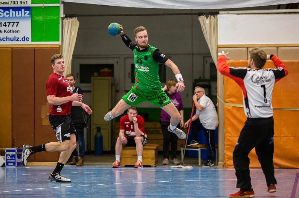 Tom Lüders (am Ball, hier in einem anderen Spiel) ließ sich von seiner neuen Spielposition nicht verunsichern und steuerte sieben Tore bei.