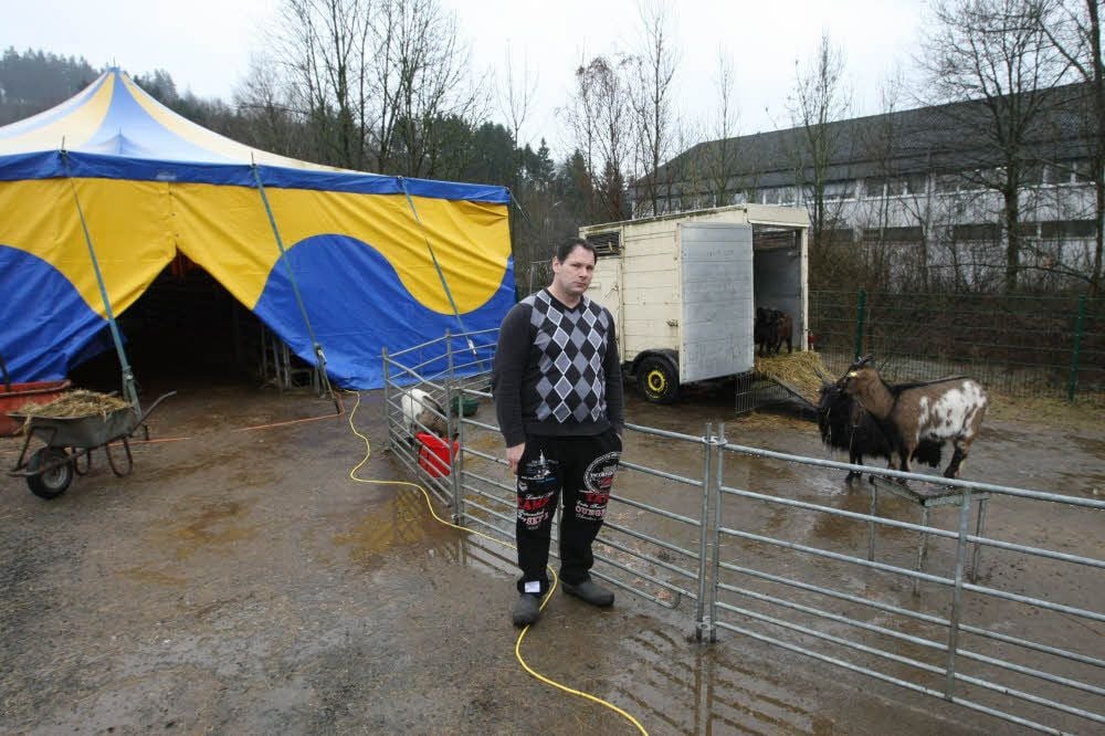 Nach wie vor ist die Zirkusfamilie auf dem Festplatz in Niederseßmar.