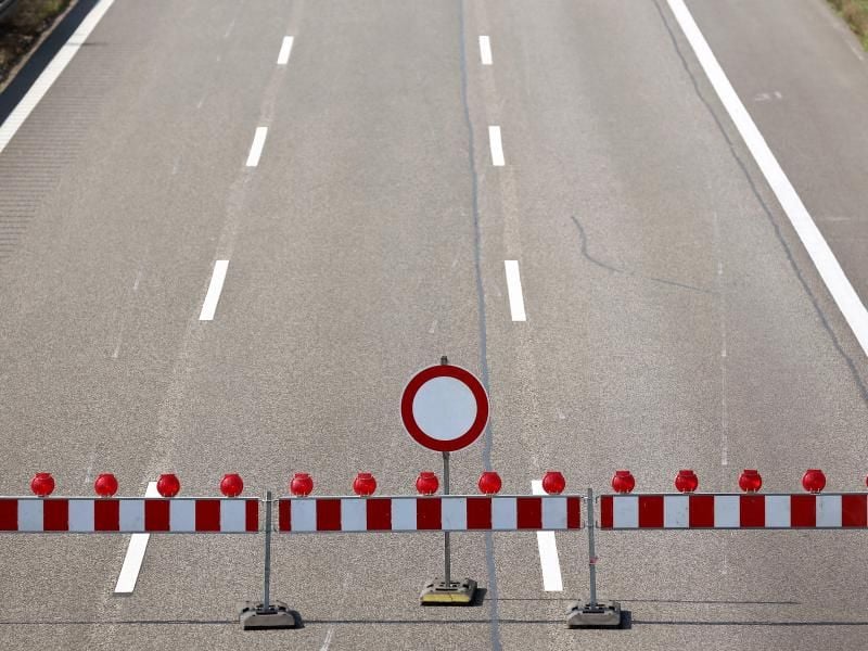 Fahrverbotsschild auf einer Autobahn. Foto: Jan Woitas/Archiv