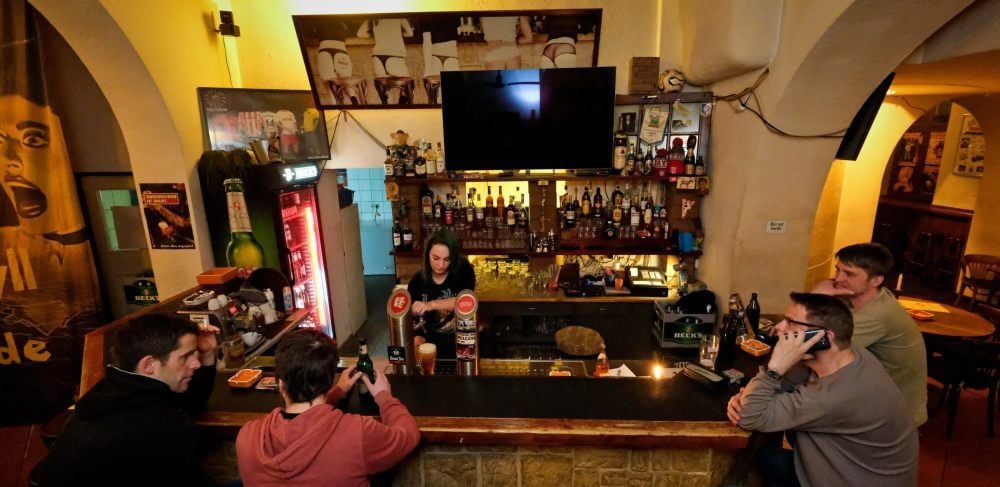 In der Sportsbar bleibt der Bildschirm schwarz.