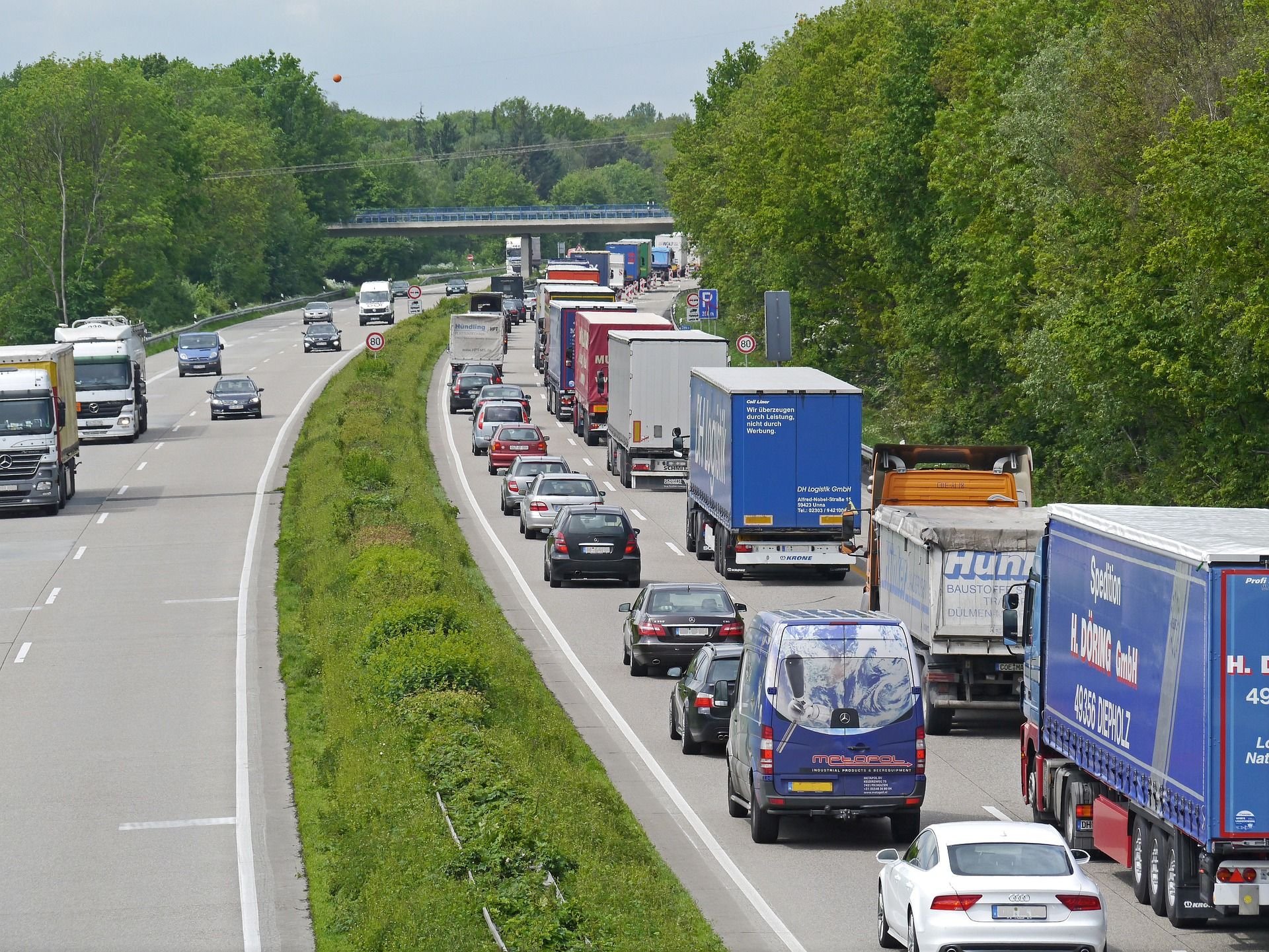 Auf mehreren Autobahnen sollten sich Autofahrer an diesem Wochenende auf längere Fahrtzeiten einstellen.