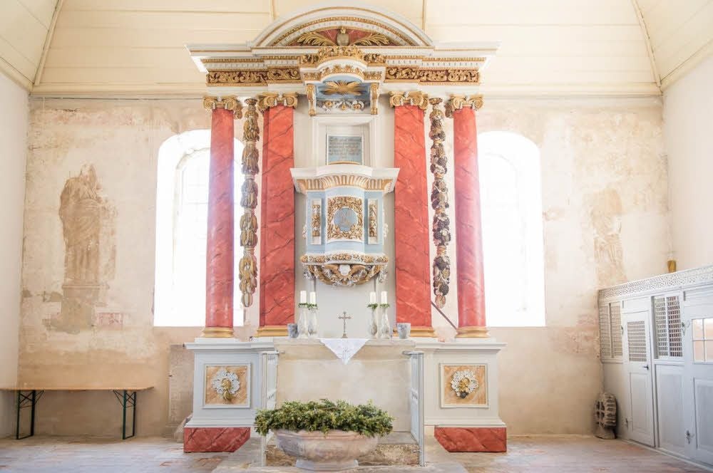 Der barocke Kanzelaltar der Markröhlitzer Kirche. Birgitt Hofmann und Dirk Glotz vom Förderverein.