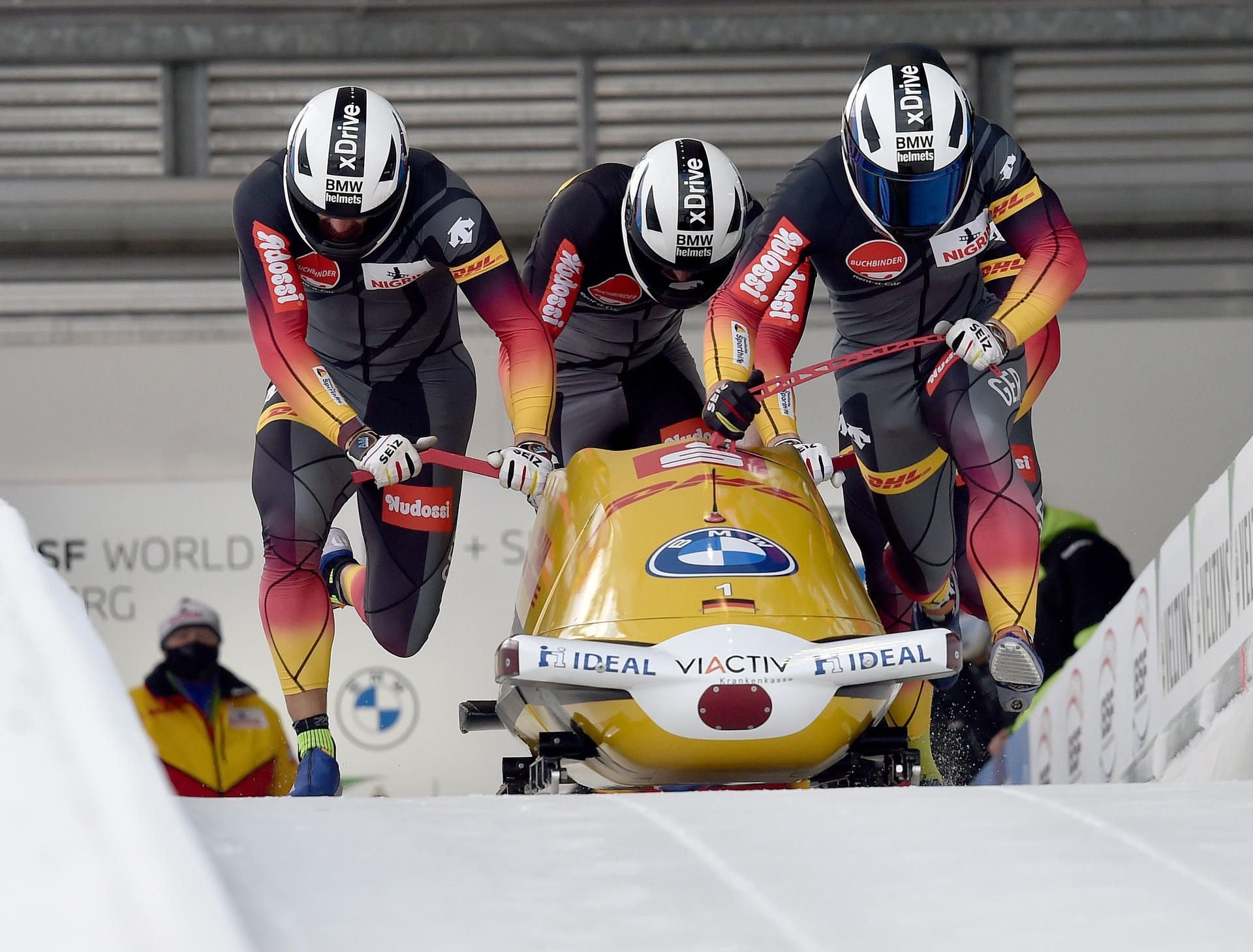 Pilot Francesco Friedrich mit Thorsten Margis, Candy Bauer und Alexander Schüller aus Deutschland starten in den Eiskanal.